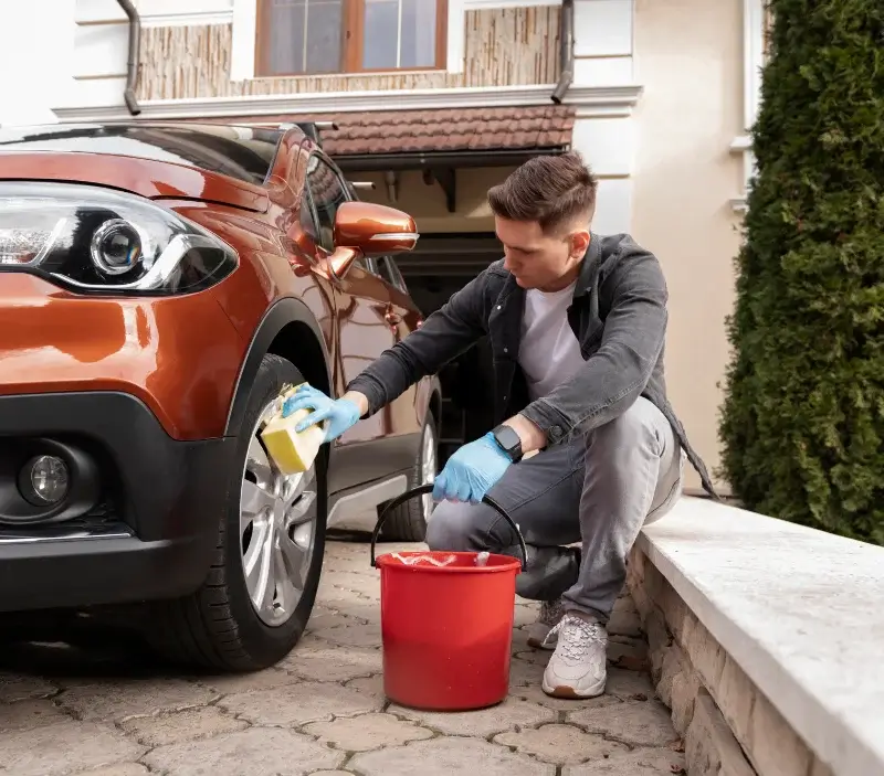 Lavage auto à domicile Lapeyrouse : professionnel intervenant sur un véhicule